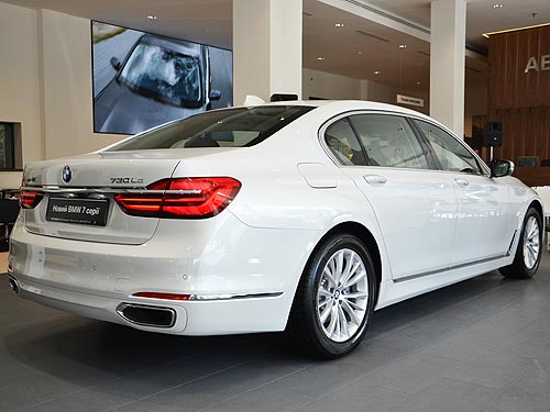  .  BMW 7-    