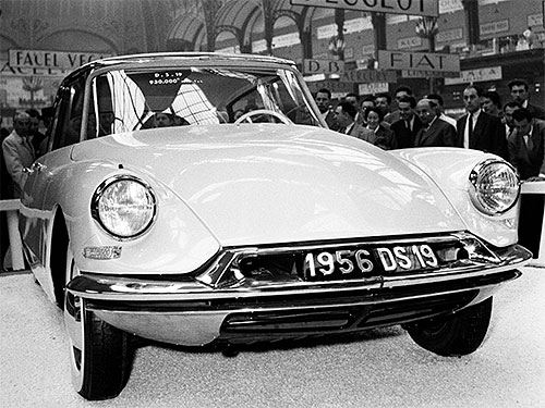 6 жовтня 1955 року на автосалоні в Парижі дебютував Citroen DS 19 - DS