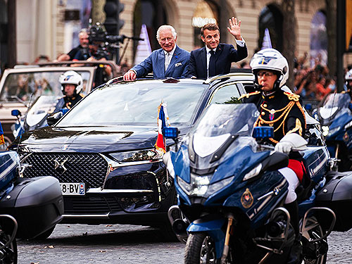 Президентський DS 7 зустрічає королівську сім`ю в Парижі