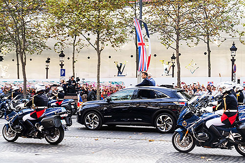 Президентський DS 7 зустрічає королівську сім`ю в Парижі - DS