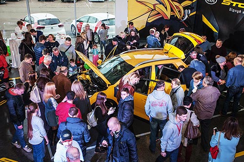 Новый кроссовер Kia Stonic представили в Одессе в обновленном 3S-центре - KIA