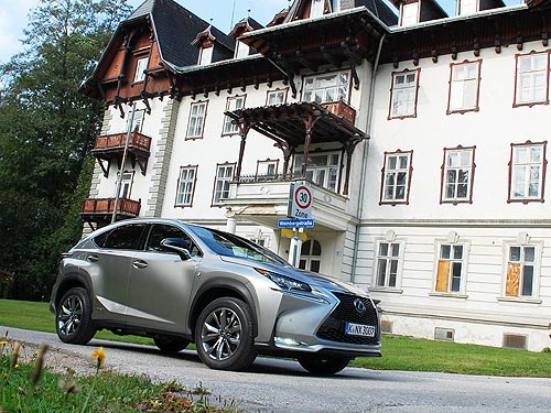 Lexus вывел на украинский рынок новый кроссовер Lexus NX