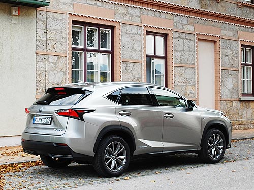 Lexus вывел на украинский рынок новый кроссовер Lexus NX