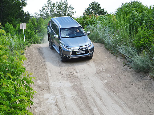     Mitsubishi Pajero Sport.   