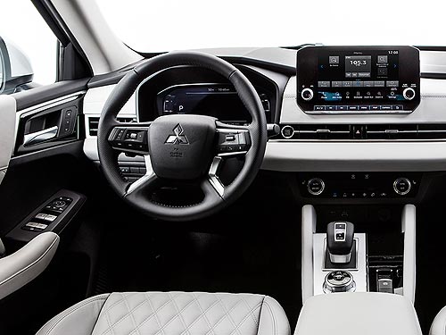 В новом Mitsubishi Outlander установили широкоформатный Head-Up дисплей с проекцией на лобовое стекло - Mitsubishi