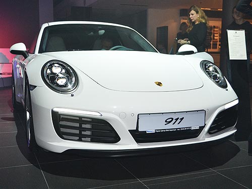      Porsche 911. 