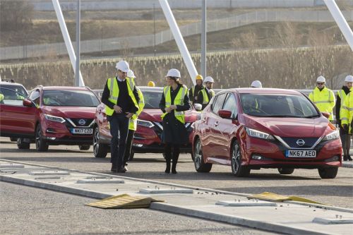 Королевская семья проехалась на новом Nissan Leaf - Nissan