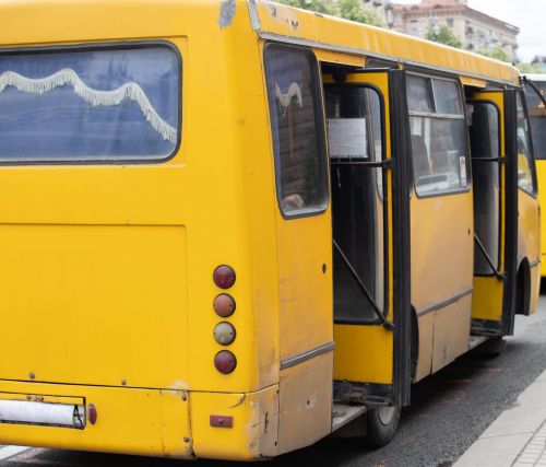 Киев разорвал договора с частью перевозчиков и убирает с маршрутов 170 старых автобусов