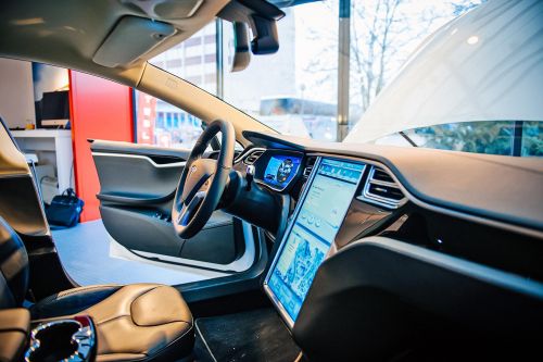 У Tesla возникли сложности с внедрением новой версии автопилота в серийные авто - Tesla