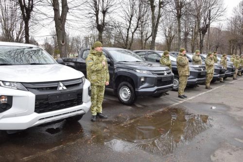 Пикапы Mitsubishi L200 от США начали поступать пограничникам в регионы