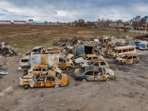 У Бучі показали кладовище знищенних автівок