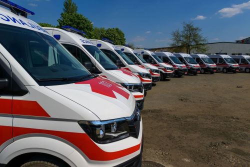 МОЗ отримала 10 автомобілів медичної допомоги