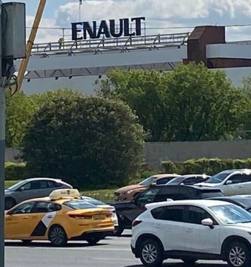 З московського заводу Renault почали демонтувати вивіску - Renault