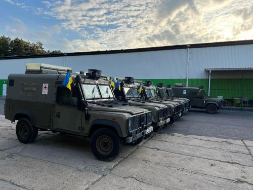 Волонтери привезли до України броньовані Land Rover Defender - броне