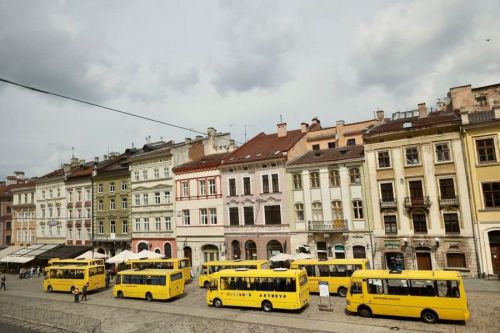 Площу ринок у Львові сьогодні заполонили порожні шкільні автобуси
