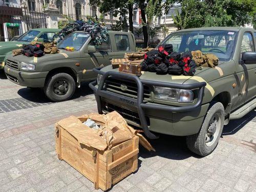 Львівські волонтери передали ще одну партію пікапів військовим
