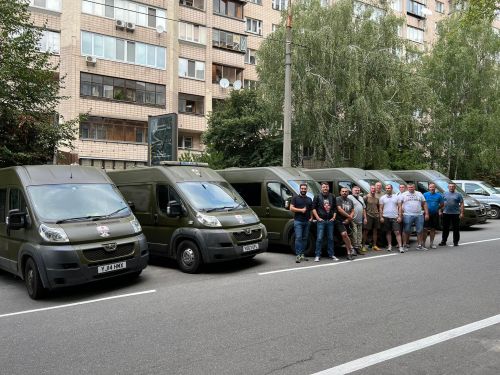 Волонтери привезли до України ще 6 медичних автобусів - медич