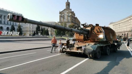 В Києві пройшов парад знищеної російської військової техніки - військ