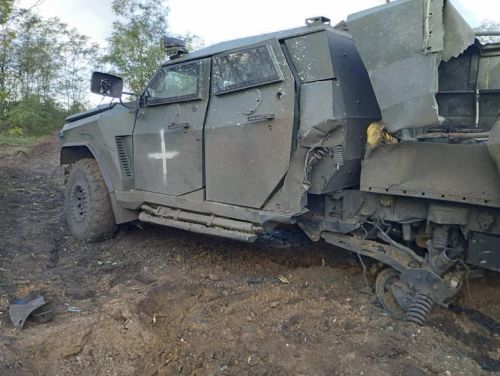 Український бронеавтомобіль "Новатор" витримав підрив на протитанковій міні. Що від нього залишилося