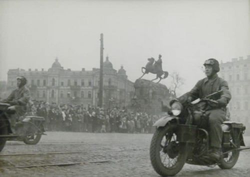 Які мотоцикли їздили на вулицях Києва у різні роки. Історичні фото
