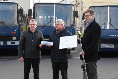 Україні передали 15 автобусів Volvo та Ikarus