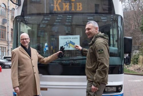 Київ отримав від фінського міста Тампере три пасажирських автобуси