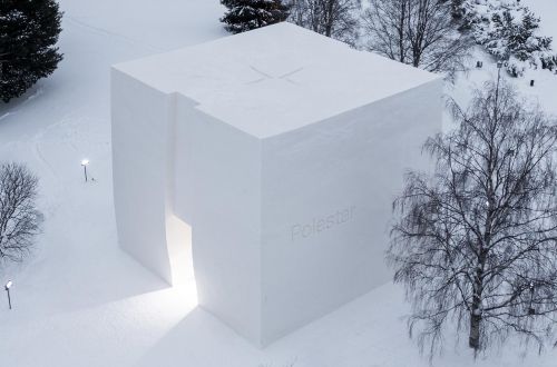 Шведський виробник побудував автосалон повністю зі снігу. Як це виглядає?