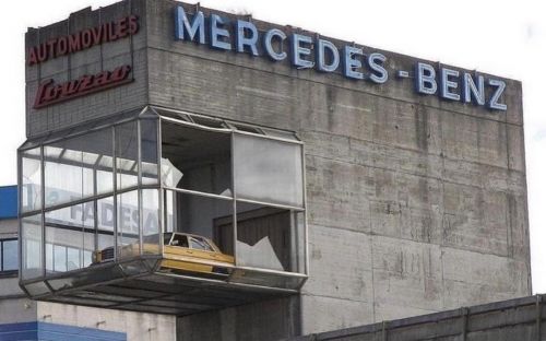 В Іспанії демонтували закинутий автосалон, де багато років простояв цікавий автомобіль - автосалон