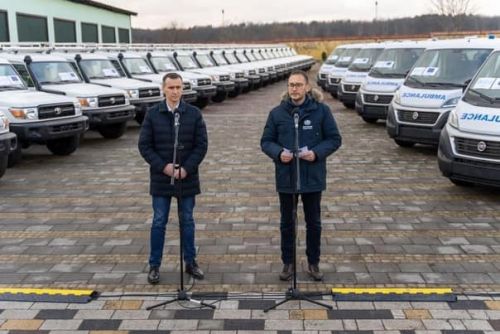Українські лікарні отримали 26 медавтомобілей від ВООЗ 
