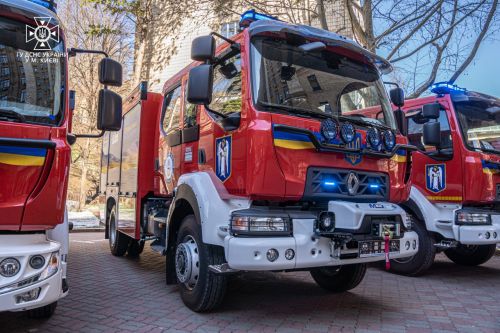 Столичні рятувальники отримали нову сучасну пожежно-рятувальну техніку - пожеж