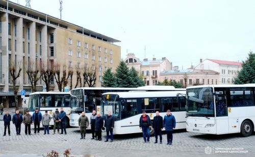 Школи Чернівецької області отримали 4 автобуси із Франції