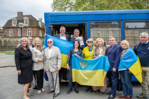 Британці передали автобус-шпиталь для українських військових - шпитал
