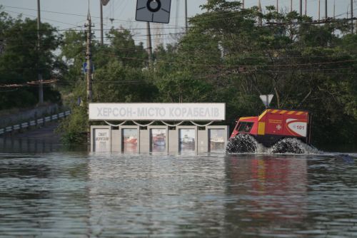 ДСНС рятує людей у затопленому Херсоні. Моторошні кадри вулиць міста