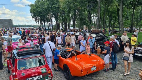 Коли в Україні вперше зафіксували виставку ретро автомобілів