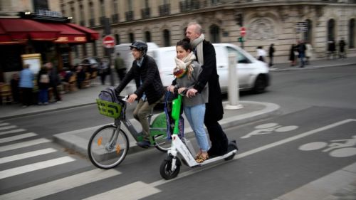Париж з 1 вересня заборонить електросамокати на вулицях. Куди їх тепер дінуть?