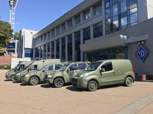 «Динамо» Київ передало 5 автомобілів на потреби ЗСУ