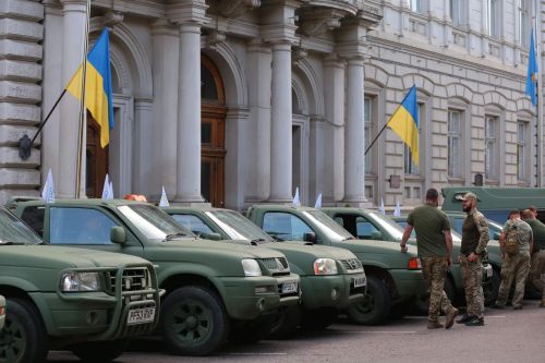 Волонтери привезли до Львівщини партію автівок для ЗСУ - пікап