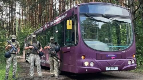 Українські військові отримали автобуси з аеропорту Лутон - автобус