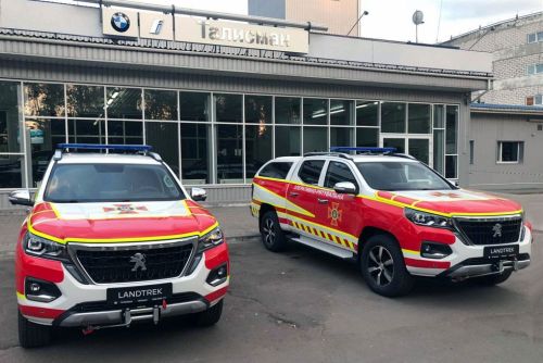 Українські рятувальники отримали партію нових аварійно-рятувальних машини на базі пікапів Peugeot Landtrek
