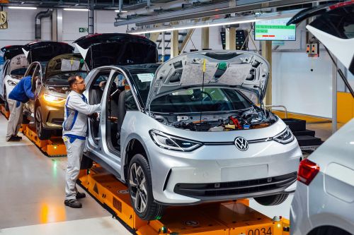 Перший збій електромобільності: Volkswagen призупиняє виробництво двох електричних моделей через низький попит
