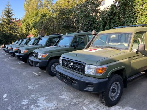   6  Toyota Land Cruiser 70 - 