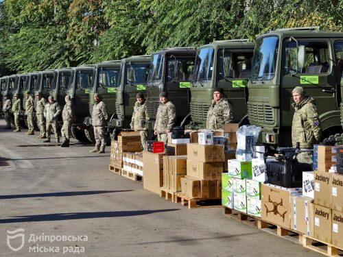 Місто Дніпро передало ЗСУ чергову партію вантажних автомобілів та позашляховиків