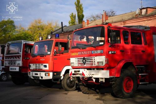 Одеським рятувальникам передали 4 пожежні автоцистерни