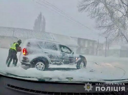 В ряді регіонів України за добу випало десятки см снігу, сотні авто попали в снігові засідки