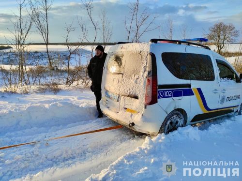В ряді регіонів України за добу випало десятки см снігу, сотні авто попали в снігові засідки - сніг