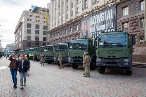 Мер Києва Віталій Кличко передав на фронт 20 нових вантажівок MAN