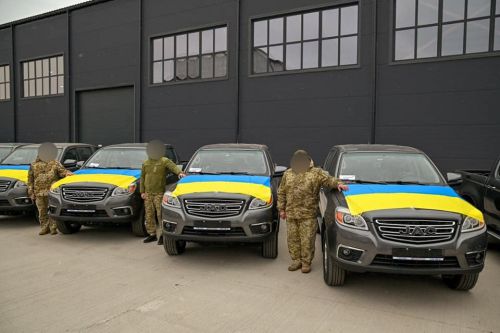 Українським захисникам передали ще 18 пікапів JAC