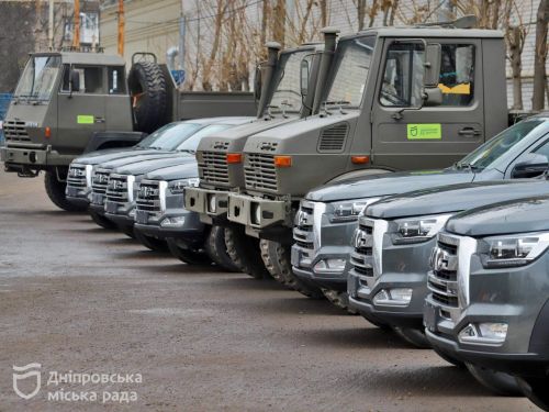 Міськрада Дніпра передала ЗСУ партію пікапів та вантажівок