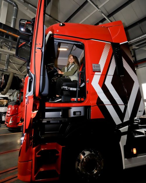 Renault Trucks        - Renault