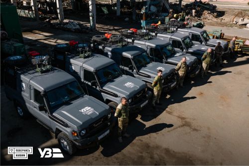 ³   6     Toyota Land Cruiser 79